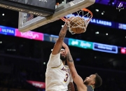 开云体育官方网站-骑士险胜76人，戈贝尔点燃赛场