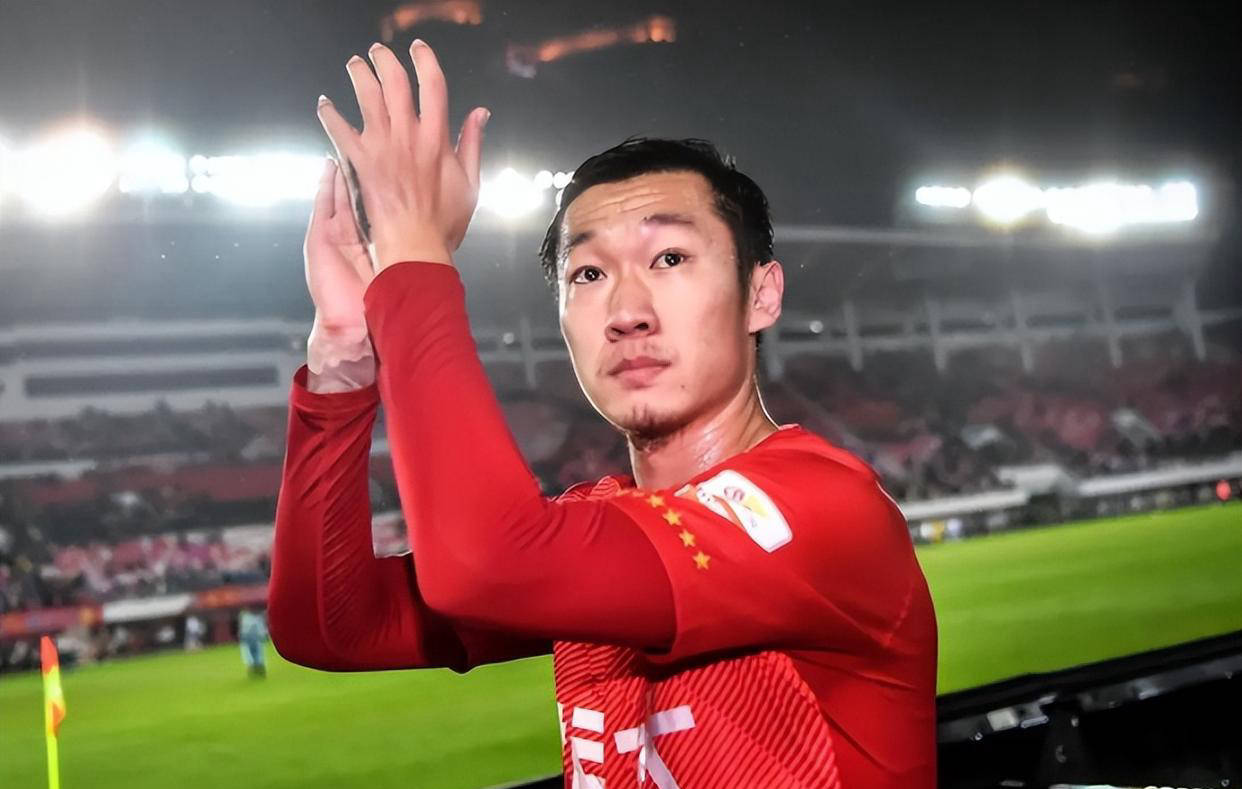 包含上港联赛表现出色取得胜利,士气高涨备战,球迷热情鼓舞支持的词条 包含上港联赛表现出色取得胜利,士气高涨备战,球迷热情鼓舞支持的词条