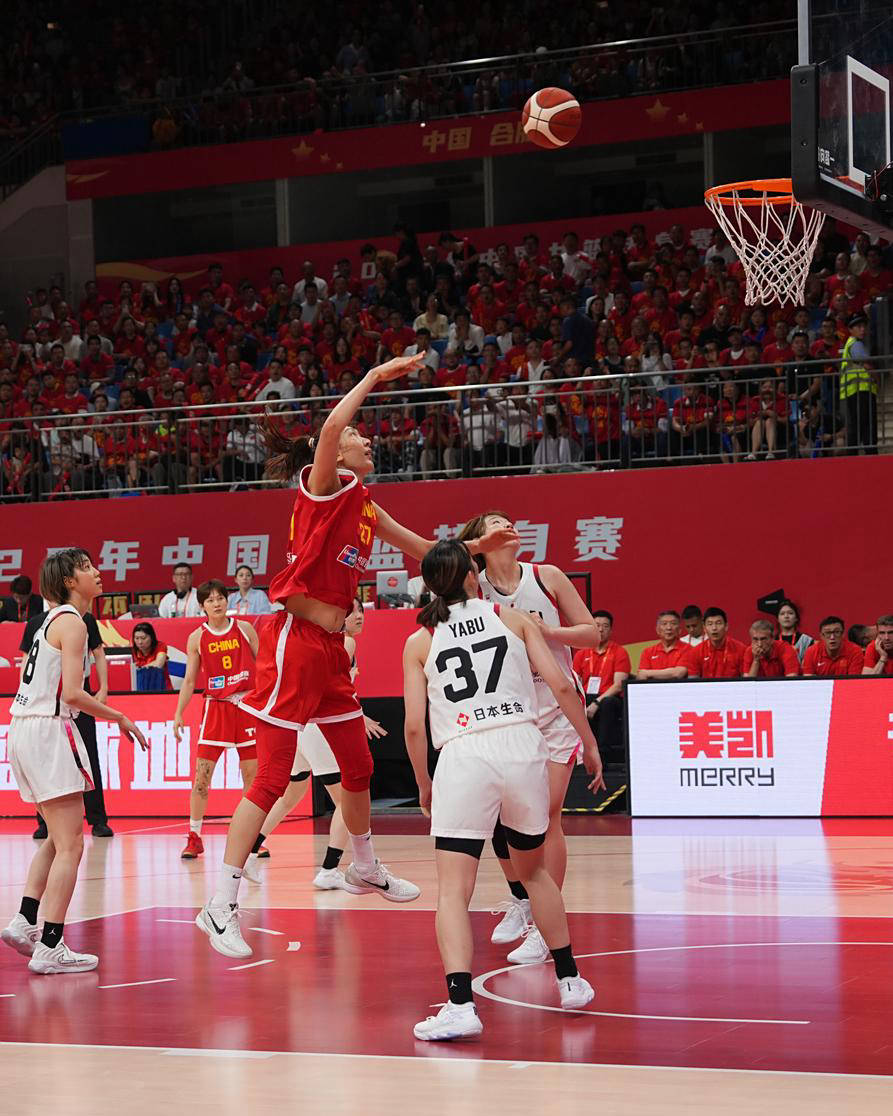 关于菲律宾球员在比赛中展现出团队合作精神的信息