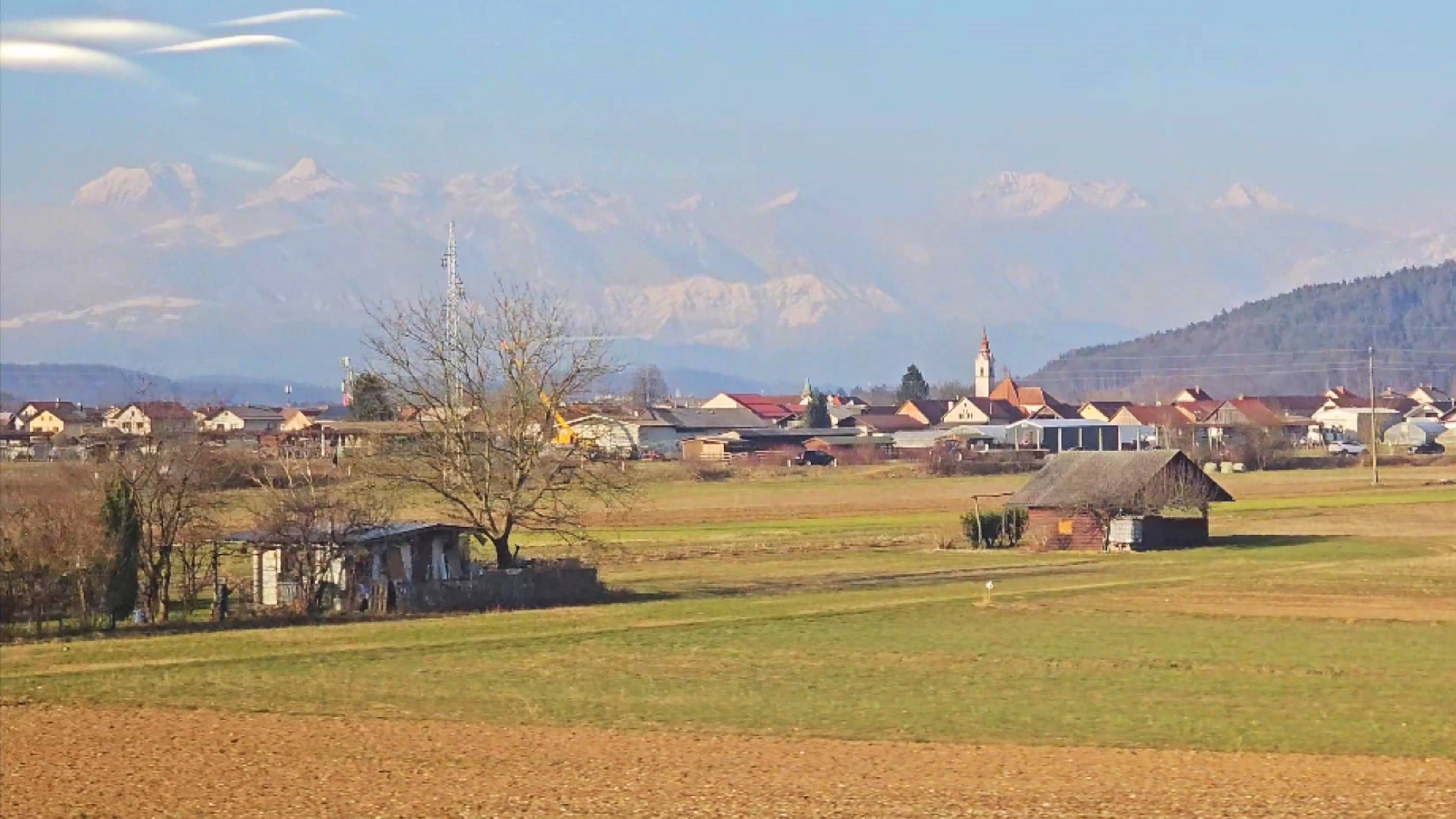 包含斯洛伐克在主场险胜斯洛文尼亚，实力相近的词条