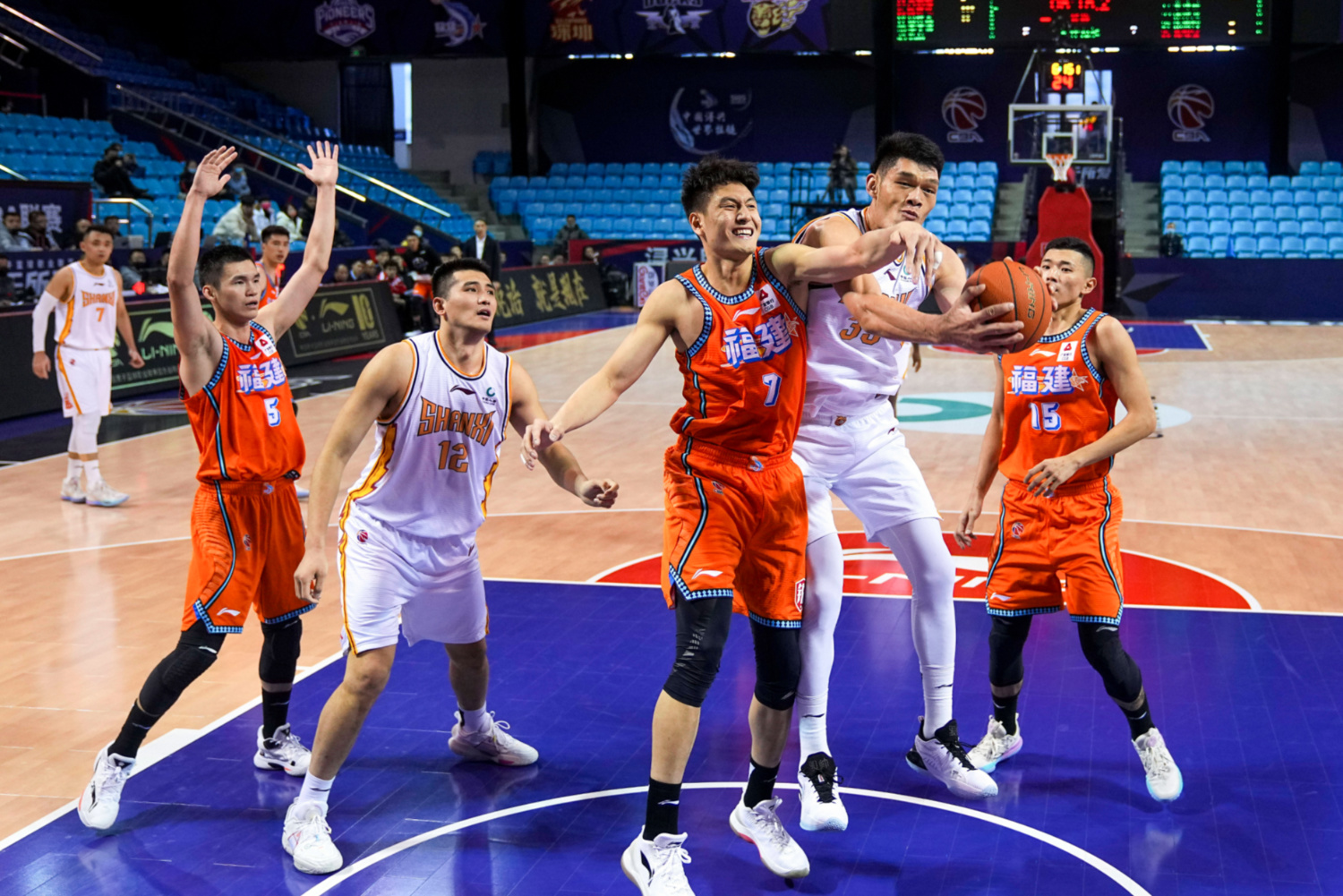 包含福建男篮客场惜败天津队，吞下两连败的词条