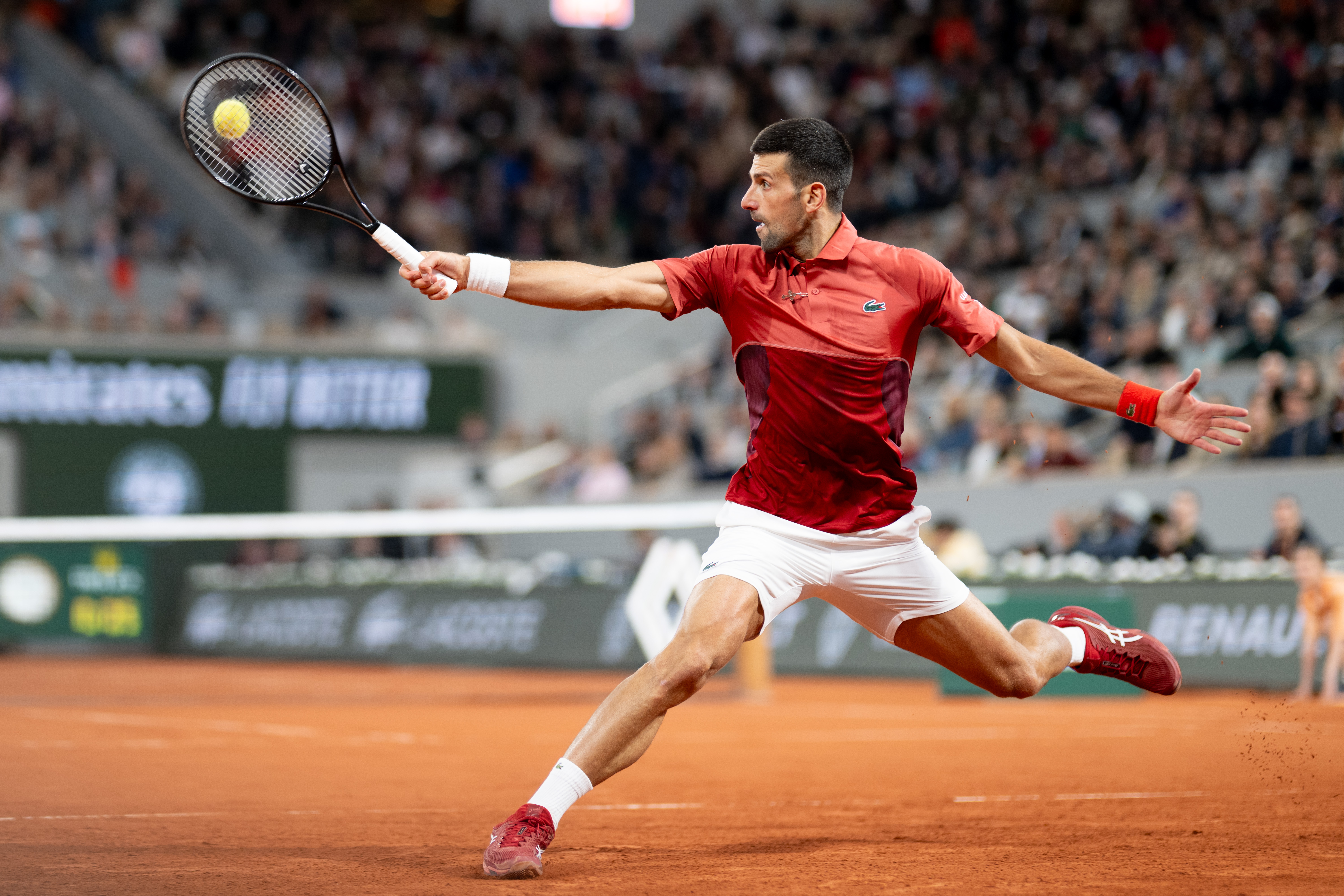 精湛的球技在比赛中展现出神勇之姿