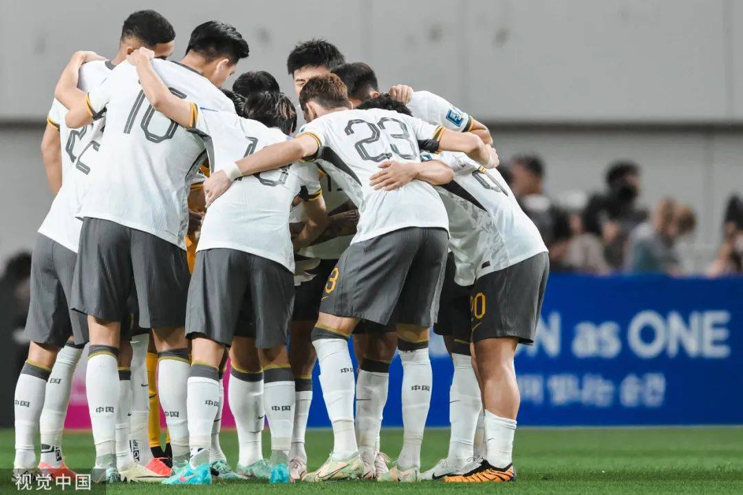 欢呼雀跃的足球场上，球员们全力以赴挑战对手的简单介绍