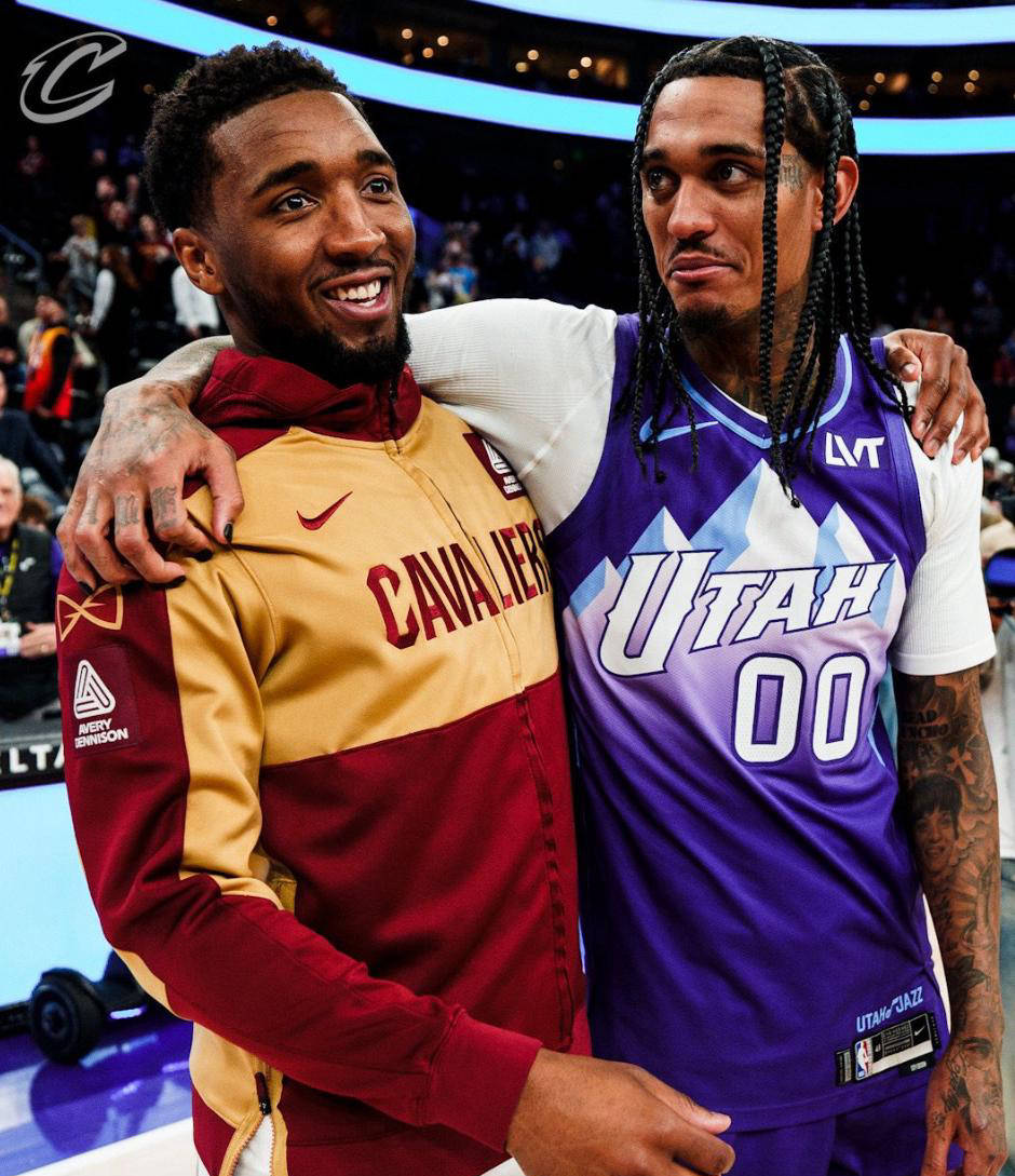 包含爵士队主场战胜黄蜂队，米切尔表现神勇砍下+的词条