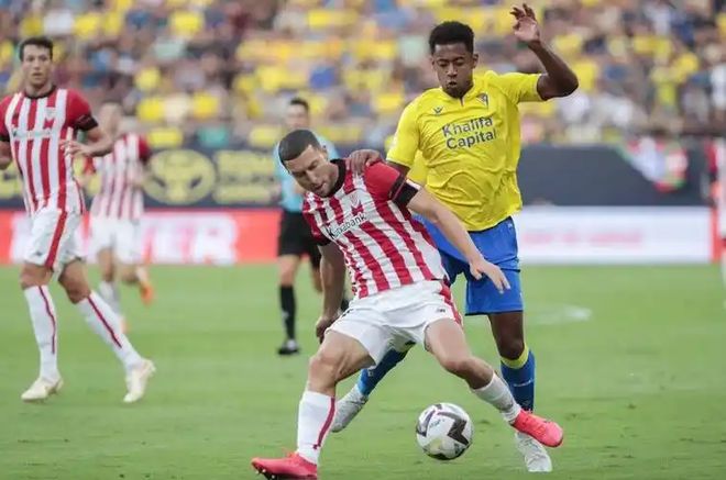 汉堡球员再次放行,引发球迷不满 汉堡球员再次放行,引发球迷不满