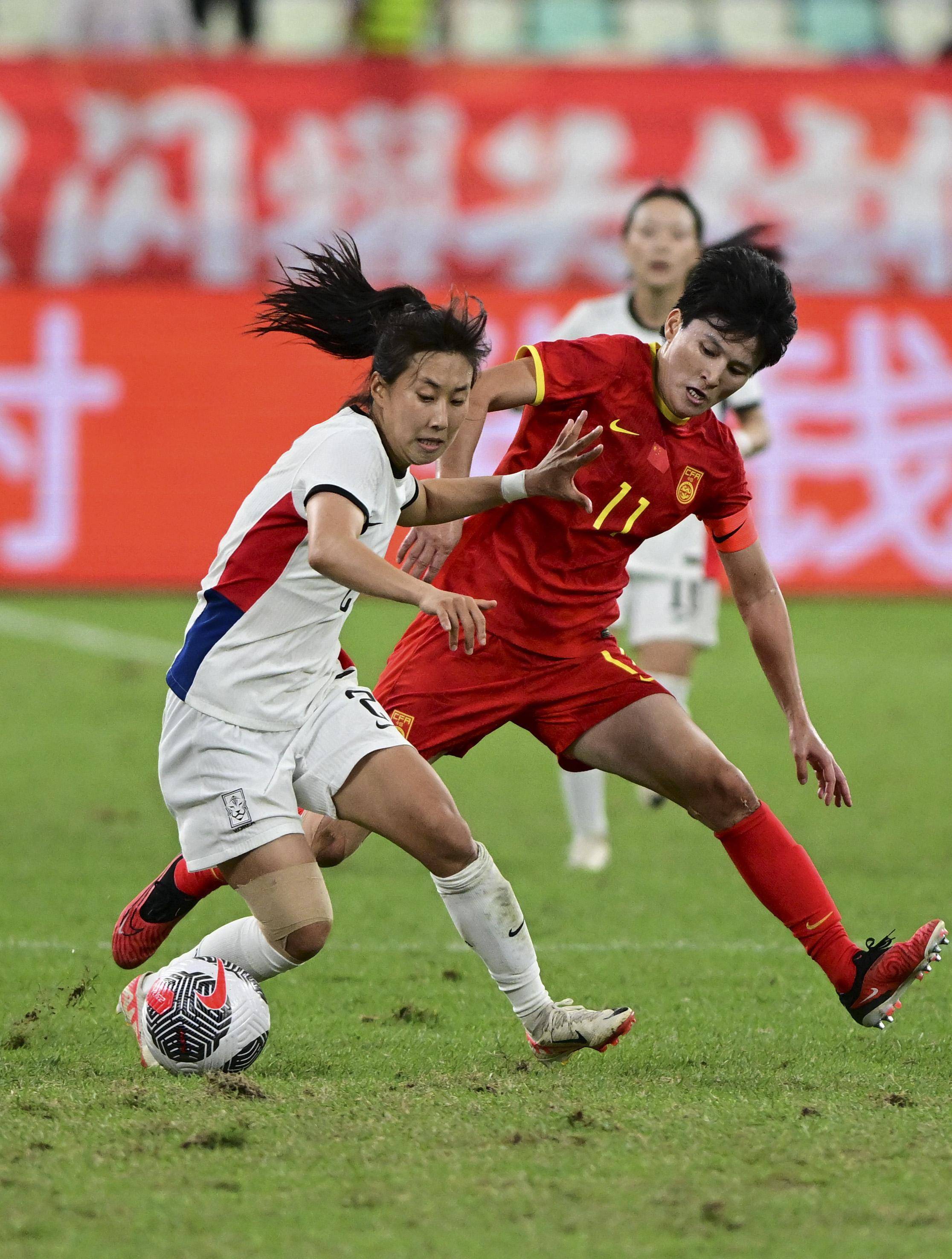 女足锦标赛中球员表现出色，瞩目