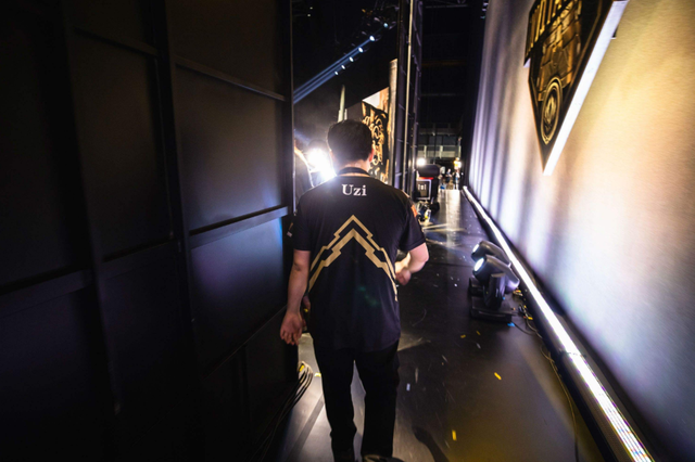 LGD绝杀TL,Uzi成为全场焦点2025世界赛3:2(成都) LGD绝杀TL,Uzi成为全场焦点2025世界赛3:2(成都)