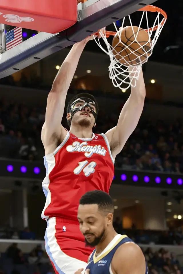 关于灰熊轻取公牛，麦科勒姆高光表现的信息