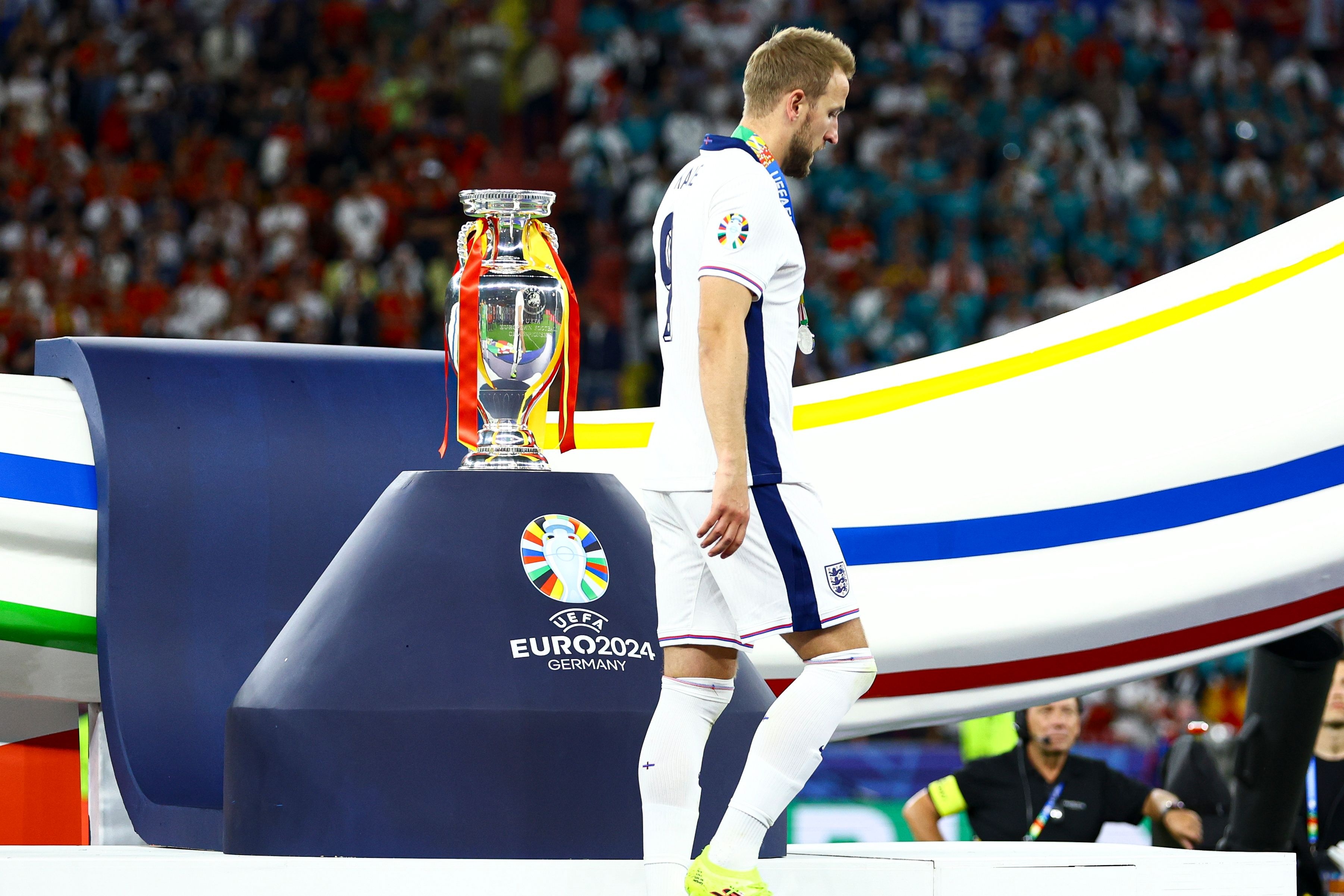 英格兰逆转勒沃库森，门迪点燃赛场